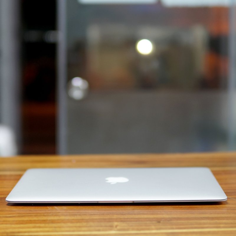 Apple MacBook Air (13-inch, 2017) là một laptop tốt vừa túi tiền
